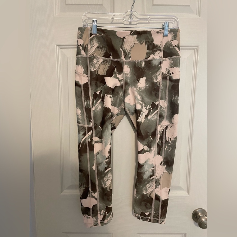 Athleta Women’s Ultimate Stash ll Capri Leggings